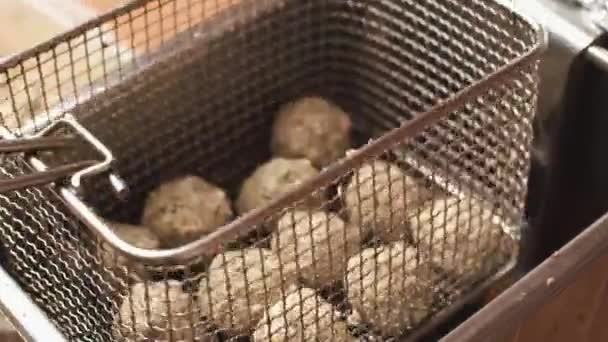 Baris potongan diletakkan di net untuk menggoreng — Stok Video