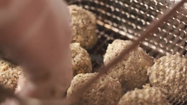 Rij schnitzels zetten op het net voor het frituren — Stockvideo