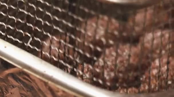 Вкусные шарики фарша в кипящем масле — стоковое видео
