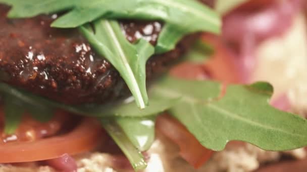 Stekt kött under gröna blad av sallad — Stockvideo