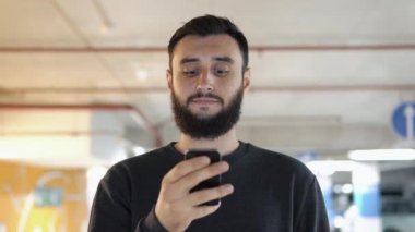 Adam bir şey onun Smartphone'da türleri