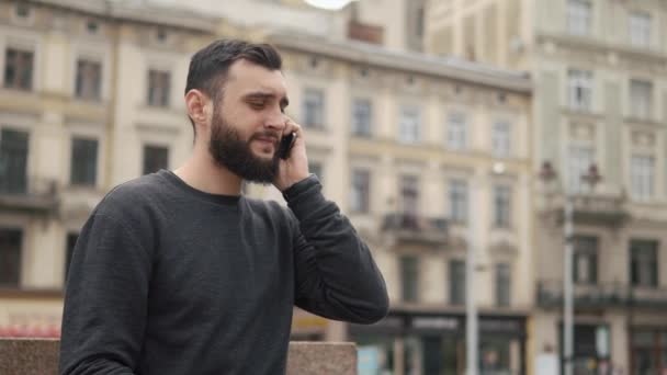 Hombre hablando en su teléfono inteligente — Vídeo de stock