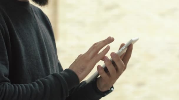 Close-up de mãos de homem digitando algo no tablet — Vídeo de Stock