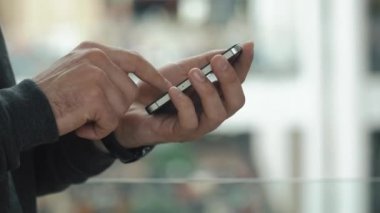 Close-Up bir şey smartphone yazarak eller mans