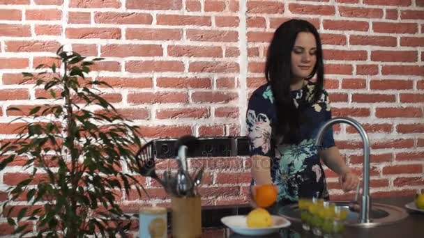 Jolie femme lave une orange sous l'eau — Video