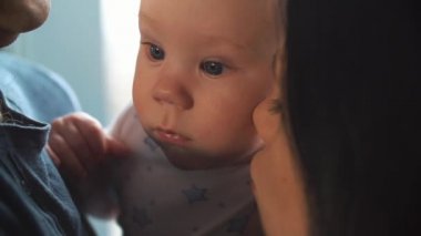 Küçük çocuk ihale ellerde ile omuz mans