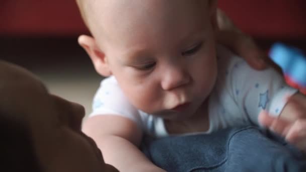 Маленький ребенок с нежными руками на плече мужчины — стоковое видео