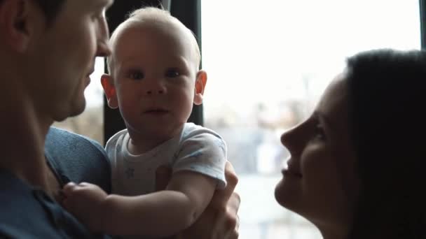 Маленька дитина з ніжними руками на плечі чоловіка — стокове відео