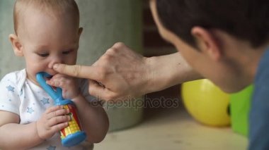 Babası ile küçük çocuk yerde çalış.