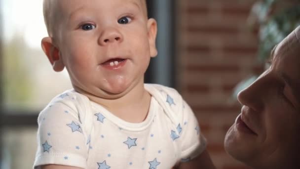 Engraçado menino salta nos braços dos pais — Vídeo de Stock