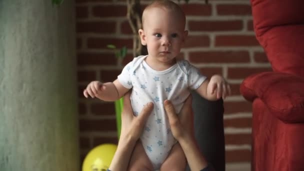 Père joue avec le petit garçon sur le sol — Video