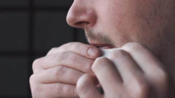 Ember készít egy zsemlye-megjelöl-a dohány — Stock videók