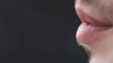 Adam bir roll-up sigara içiyor