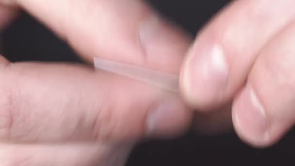 L'homme prépare un roll-up de tabac 