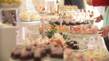 İnsanlar çikolata tatlılar almak