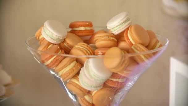 Orange and white macaroons served in glass vase — Stock Video