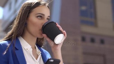 Bir iphone onun elinde tutan kadın içecekler kahve