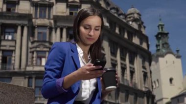 İş kadını onu telefon ayakta şehrin denetler