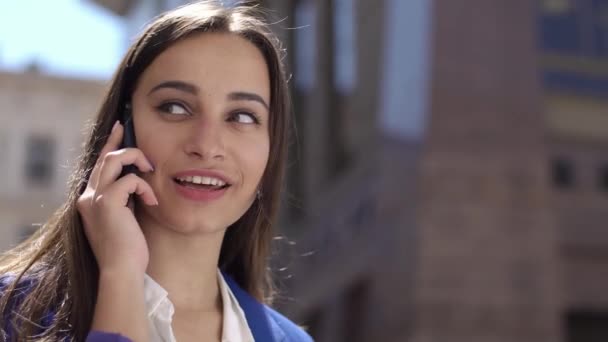 Femme parle au téléphone debout quelque part dans la ville — Video