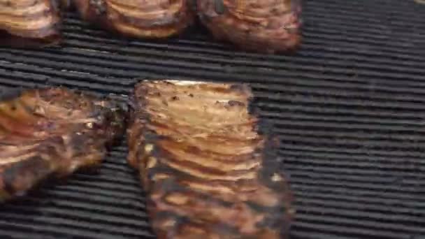 Carne e patate friggono sulla grande padella — Video Stock