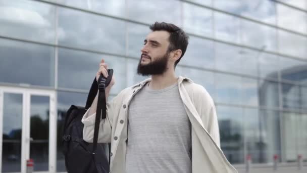 Homem caminha com saco preto no aeroporto — Vídeo de Stock