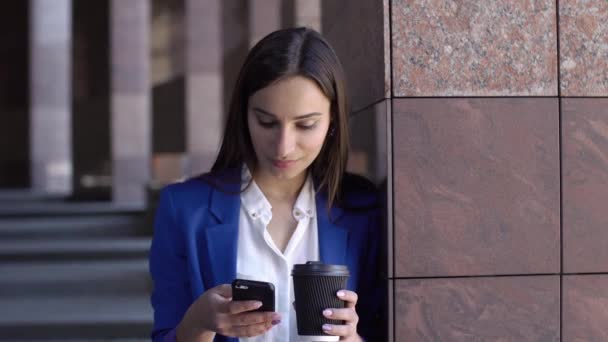 Obchodní žena kontroluje její telefon stojící ve městě — Stock video