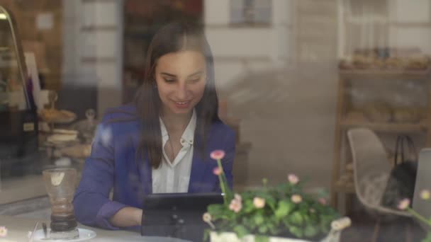 Kobieta biznesu działa na tablecie w kawiarni — Wideo stockowe