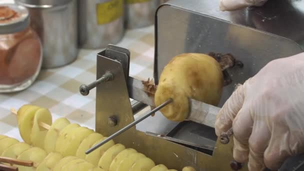 Mann macht Chips aus der Kartoffel — Stockvideo