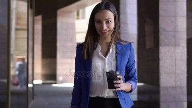 İş kadını onu telefon ayakta şehrin denetler