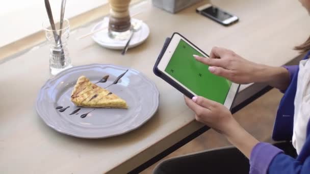 Επιχειρήσεων γυναίκα λειτουργεί στο tablet σε καφετέρια — Αρχείο Βίντεο