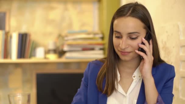 Žena mluví o telefonu v kavárně — Stock video