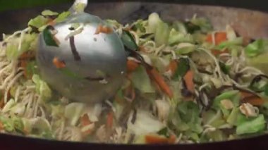 Makarna salatası ve kızartma tavası havuç ile