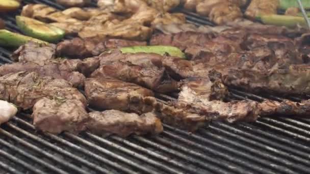 Carne e patate friggono sulla grande padella — Video Stock