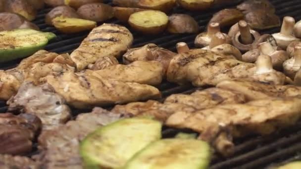 Carne y patatas fritas en la sartén grande — Vídeo de stock