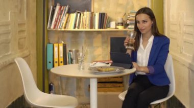 İş kadın tablet kafede çalışıyor