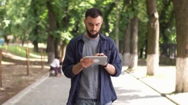 Parkta tablet konumu olan adam İnşaat
