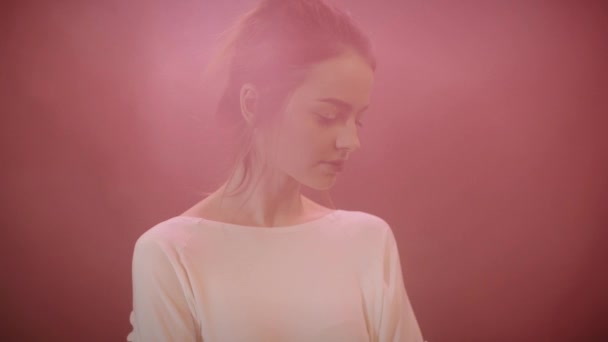 アジア メイクアップ ポーズ、白いドレスの女性がピンクの煙で覆われています。 — ストック動画