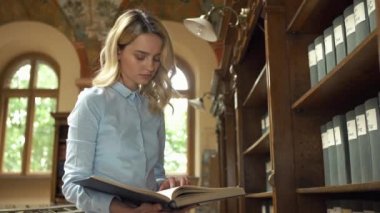 Öğrenci Kitaplığı'nda bekleyen bir kitap okur