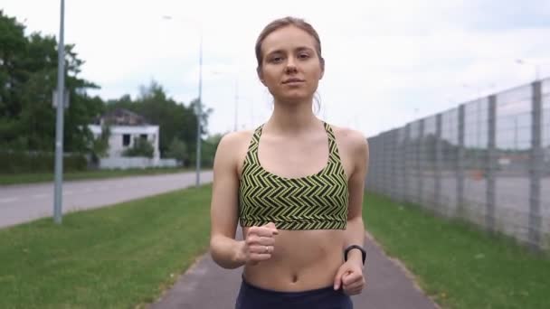 Bionda donna joggs in il mattina — Video Stock