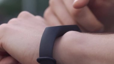 Kadın verileri onun fitness Bileziğinde denetler.