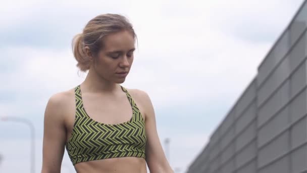 Correr mujer comprueba su pulsera de fitness — Vídeos de Stock