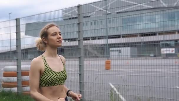 Blonde vrouw jogs in de ochtend — Stockvideo