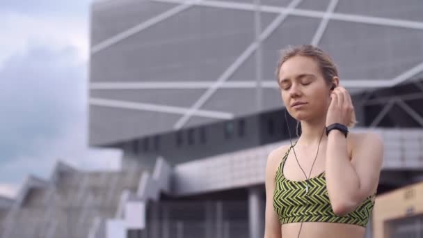Jogging femme allume la musique sur son téléphone — Video