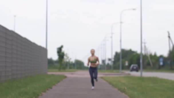 朝のジョギングをする金髪の女性 — ストック動画