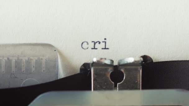 Crisis - getypt op een oude vintage typemachine — Stockvideo