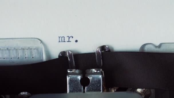 Mr trump - getippt auf einer alten Oldtimer-Schreibmaschine — Stockvideo