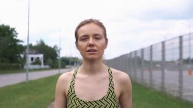 Sarışın kadın sabah jogs