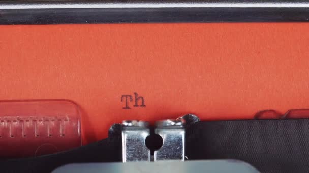 Giorno del Ringraziamento - Dattiloscritto su una vecchia macchina da scrivere vintage. Stampato su carta rossa. La carta rossa è inserita nella macchina da scrivere — Video Stock