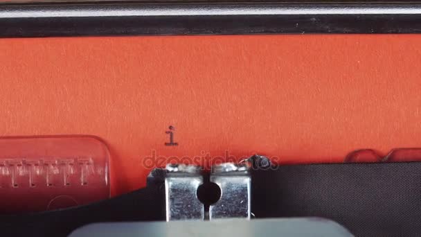 Je vous trouve - Dactylographié sur une vieille machine à écrire vintage. Imprimé sur papier rouge. Le papier rouge est inséré dans la machine à écrire — Video