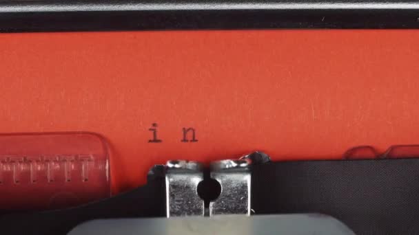 Ik heb een baan - getypt op een oude vintage typemachine. Gedrukt op rood papier. Het rode papier wordt ingevoegd van de typemachine — Stockvideo